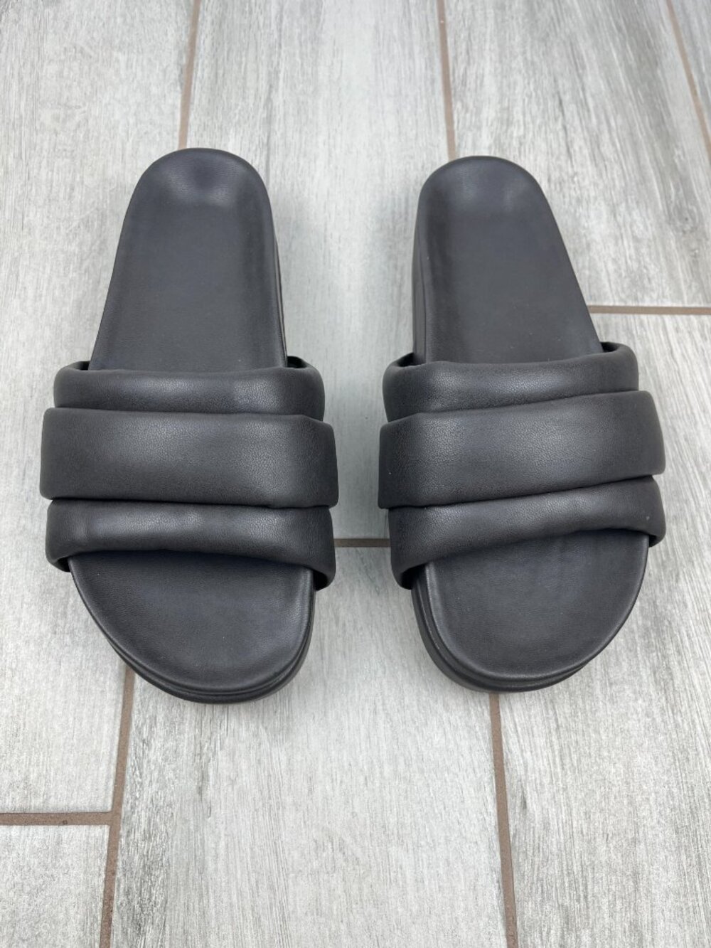 Commbi Softie Slide Sandal Vegan Leather Unisex Faded Black Size 8 - Like New - Picture 3 of 16